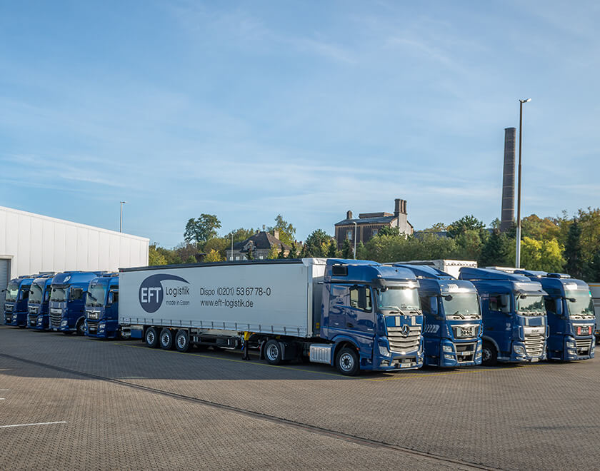 EFT-LKW geparkt in einer Reihe