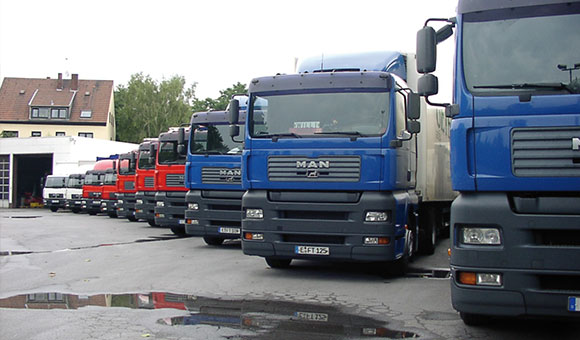 Blaue und rote LKWs in einer Reihe