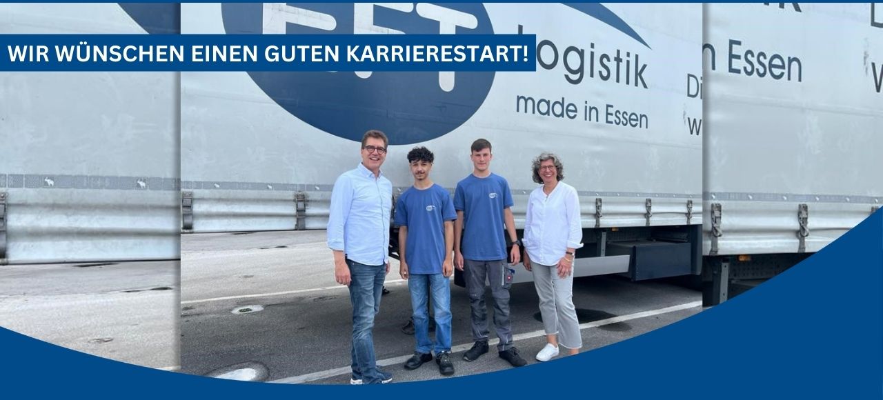 Herr und Frau Mathew stehen mit neuen Azubis vor einer EFT LKW-Plane