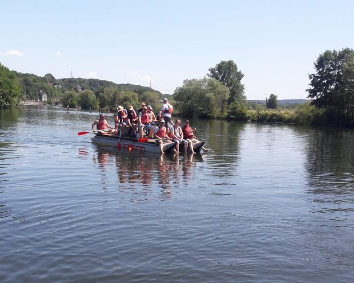 EFTler auf der Ruhr in einem Floß